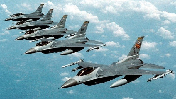 المقاتلات السعودية تواصل قصف مواقع الحوثيين في اليمن
